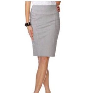 BEBE Seersucker Pencil Skirt with Mermaid Hem White & Gray pen strips Size 2 NWT
